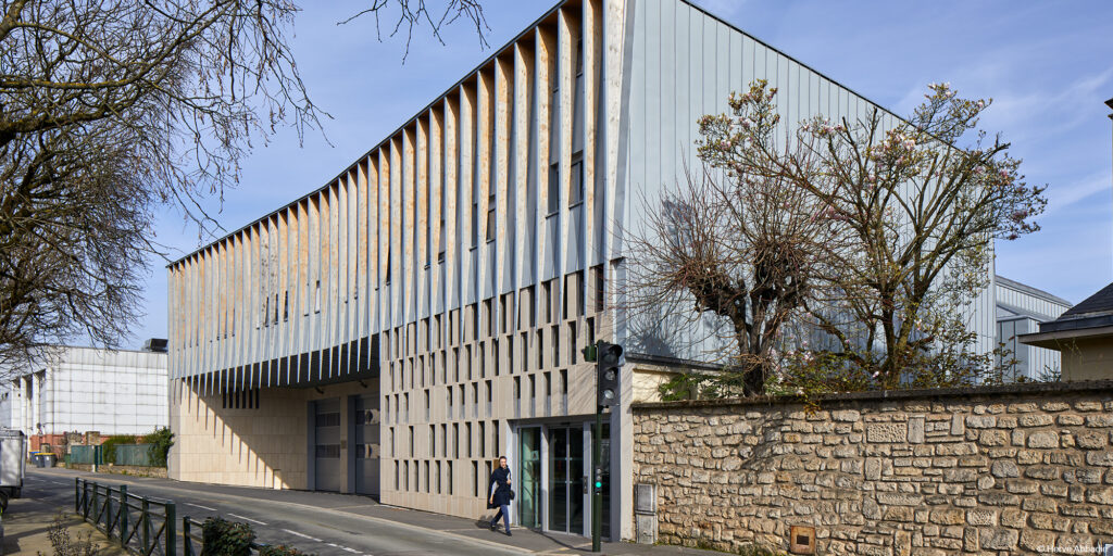 Caserne des pompiers en structure bois béton avec planchers en CLT, poteaux poutres en bois lamellé collé, panneaux de toiture en LVL et murs à ossature bois