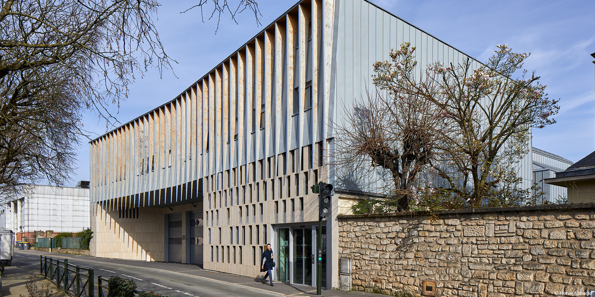 Caserne des pompiers en structure bois béton avec planchers en CLT, poteaux poutres en bois lamellé collé, panneaux de toiture en LVL et murs à ossature bois