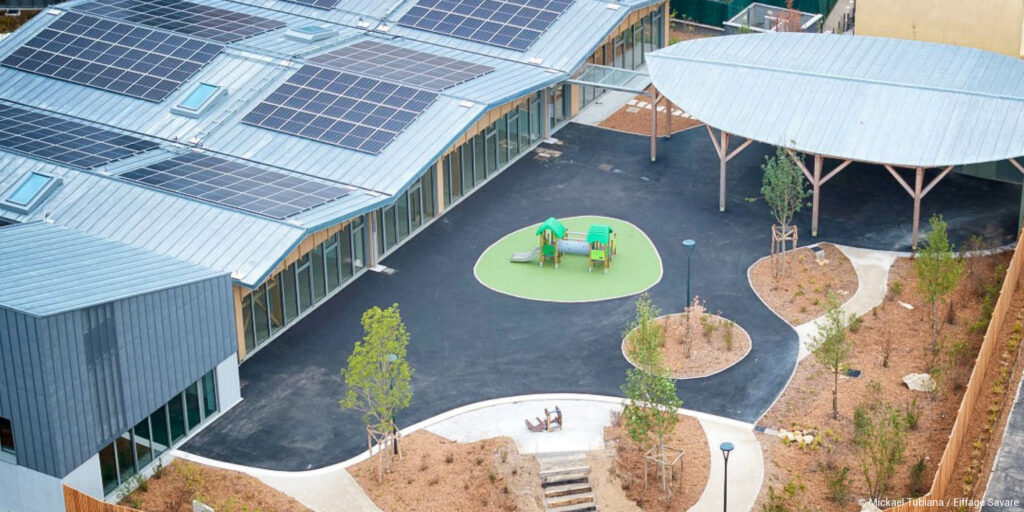 Groupe scolaire avec caissons de toiture en poutres en I, structure en bois lamellé collé et murs à ossature bois