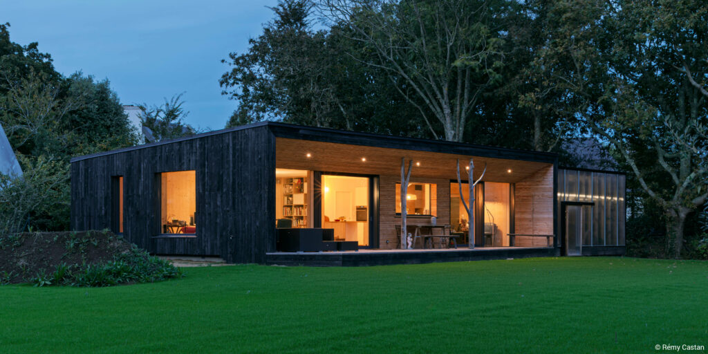 Maison en structure bois associant poutres en I, CLT et isolation paille