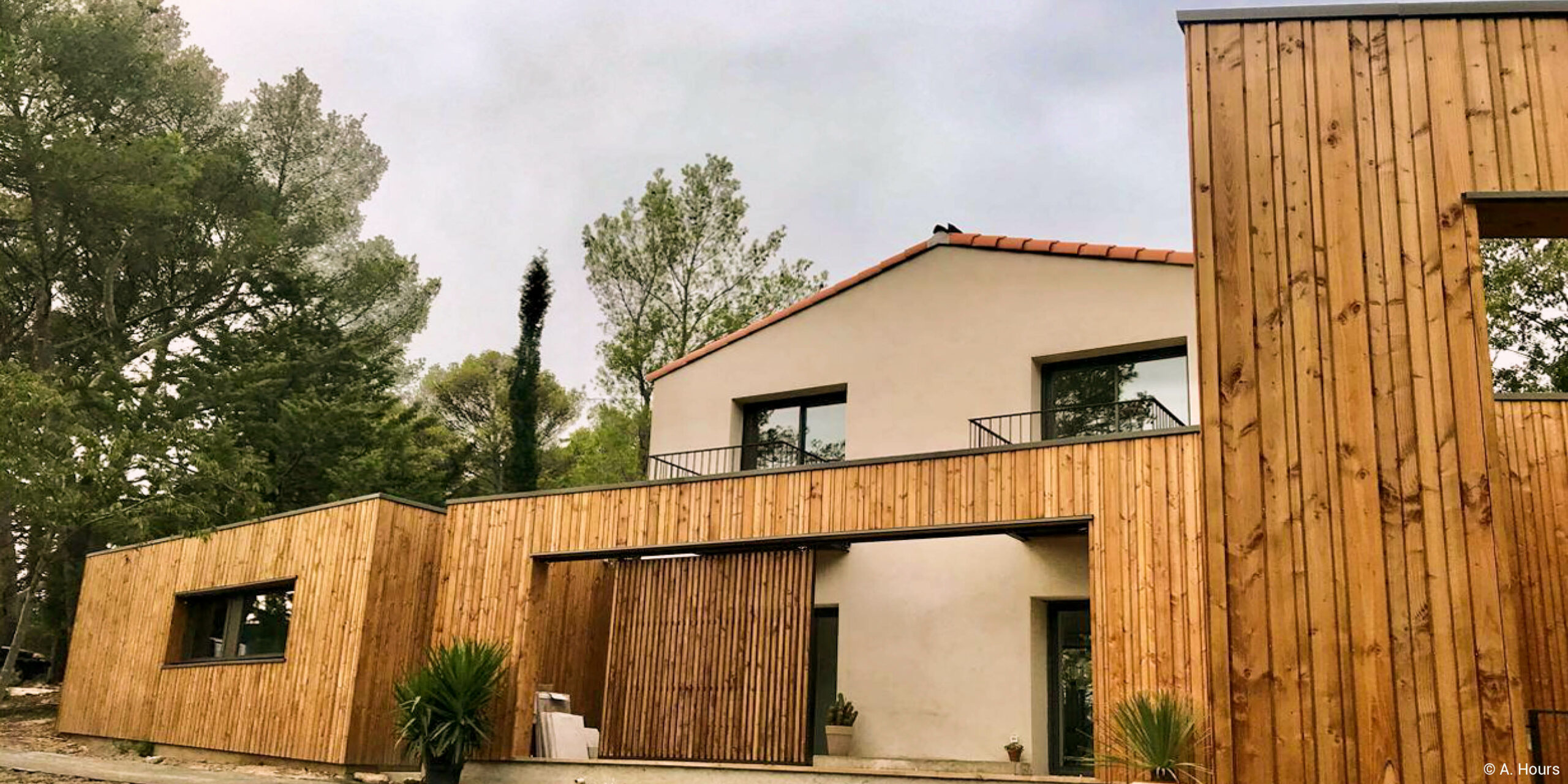 extension de maison en bois avec charpente en poutres en I et murs à ossature bois