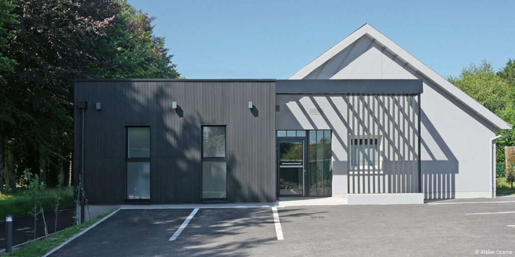 Extension en bois d'un cabinet médical avec charpente en poutres en I et murs à ossature bois