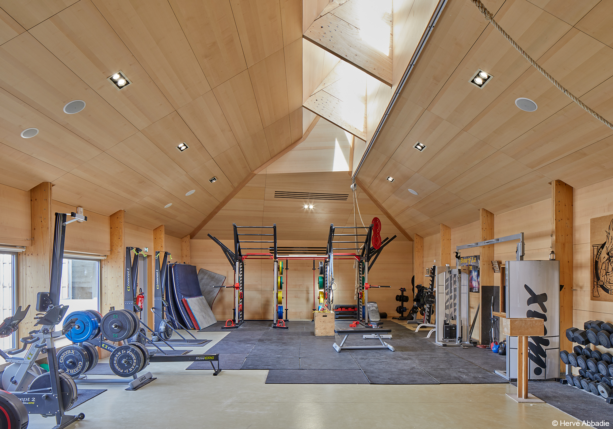 Caserne des pompiers en structure bois béton avec planchers en CLT, poteaux poutres en bois lamellé collé, panneaux de toiture en LVL et murs à ossature bois