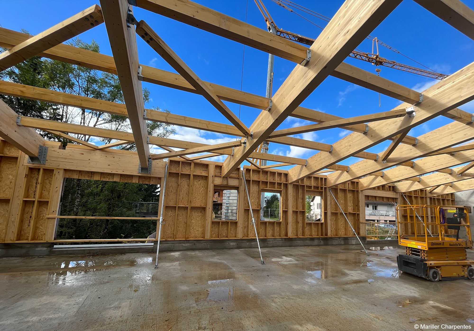 Crèche construite en épicéa scolyté charpente en bois lamellé collé