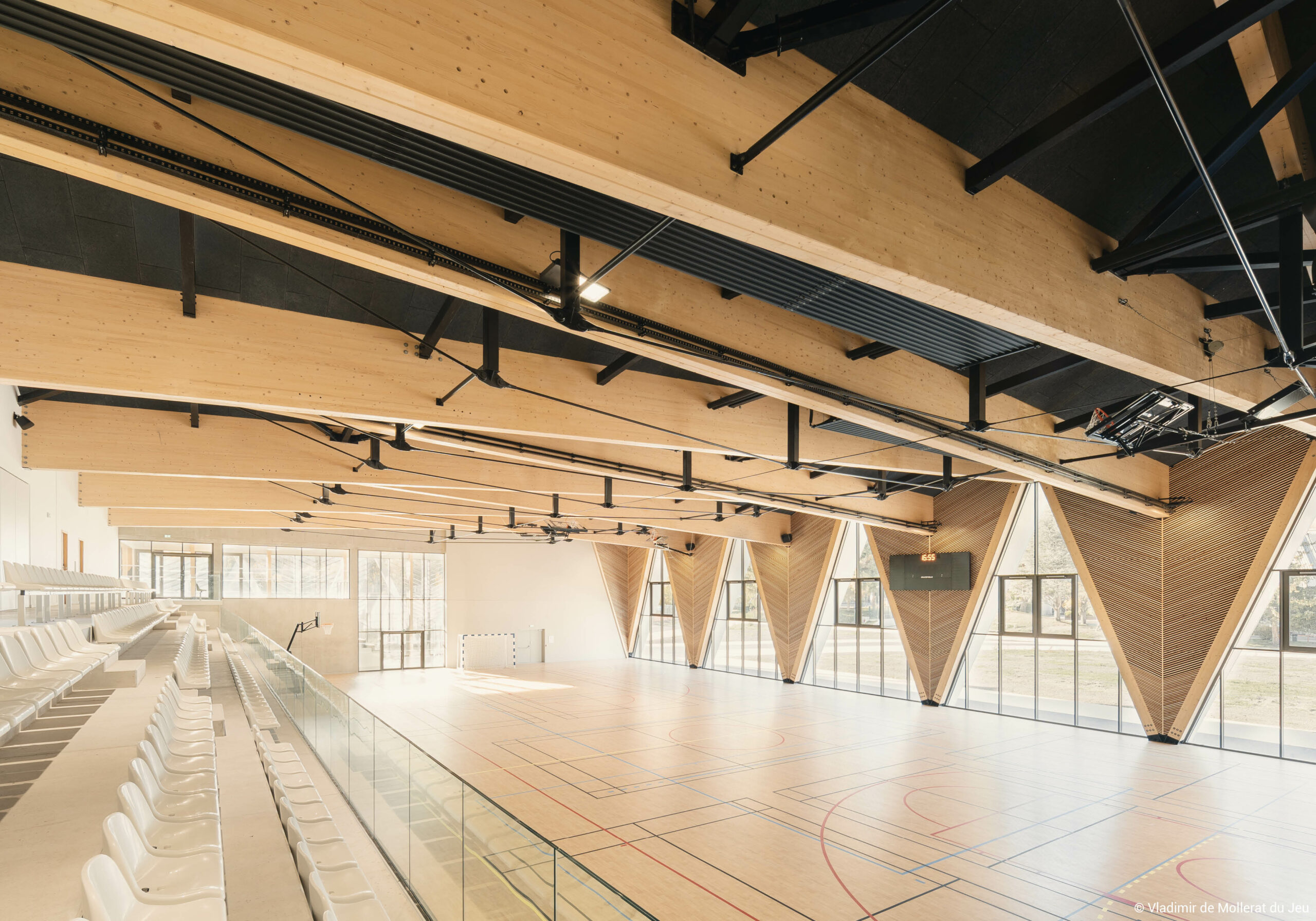 Gymnase charpente en bois lamellé collé et murs à ossature bois