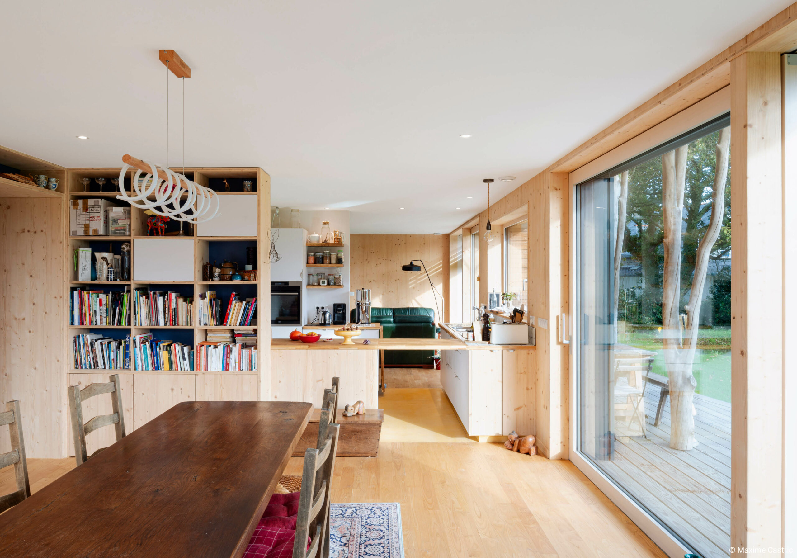 Maison en structure bois associant poutres en I, CLT et isolation paille