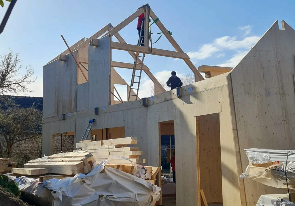 Construction maison individuelle en poutres en I, CLT et ouate de cellulose