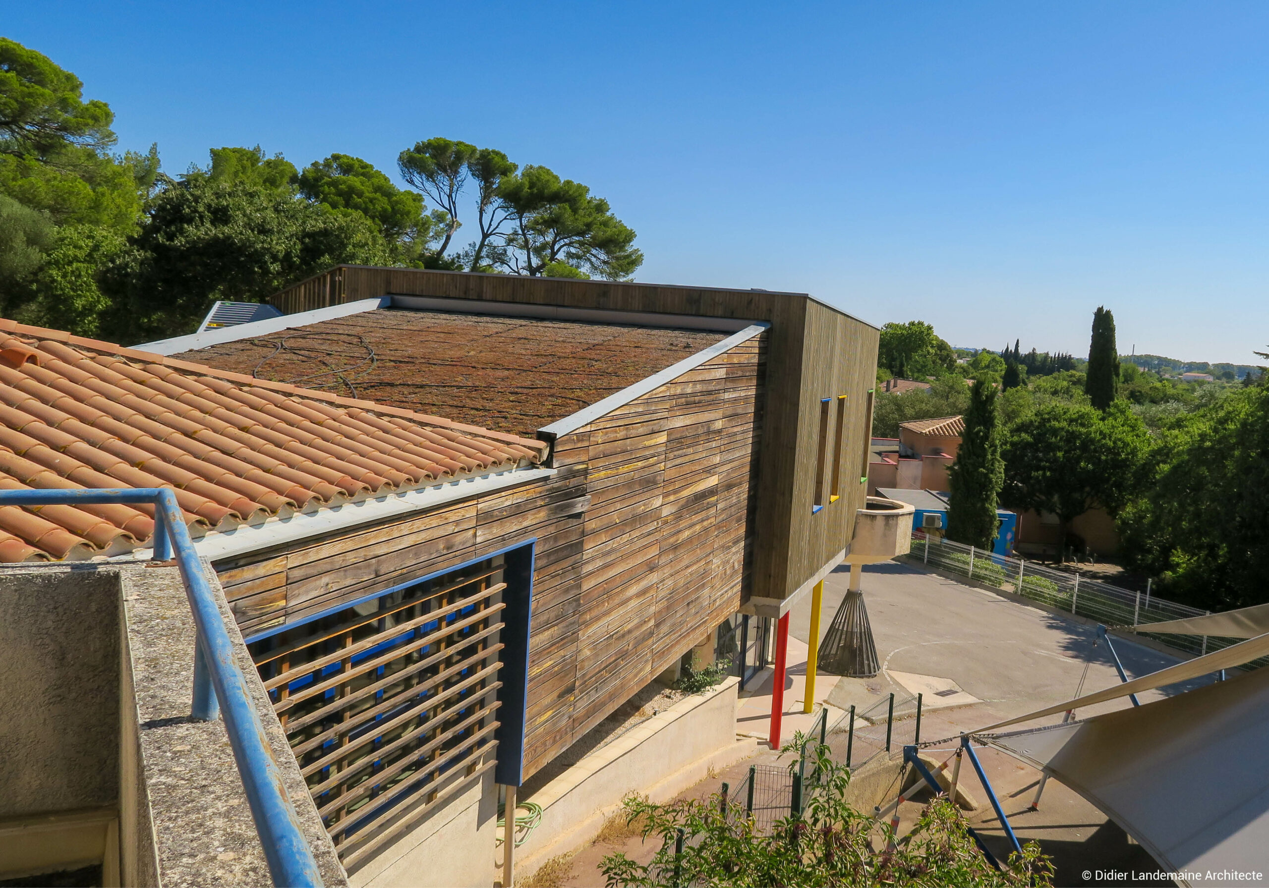 Surélévation en bois d'un toit terrasse avec planchers en bois lamellé et poutres en I et murs à ossature bois
