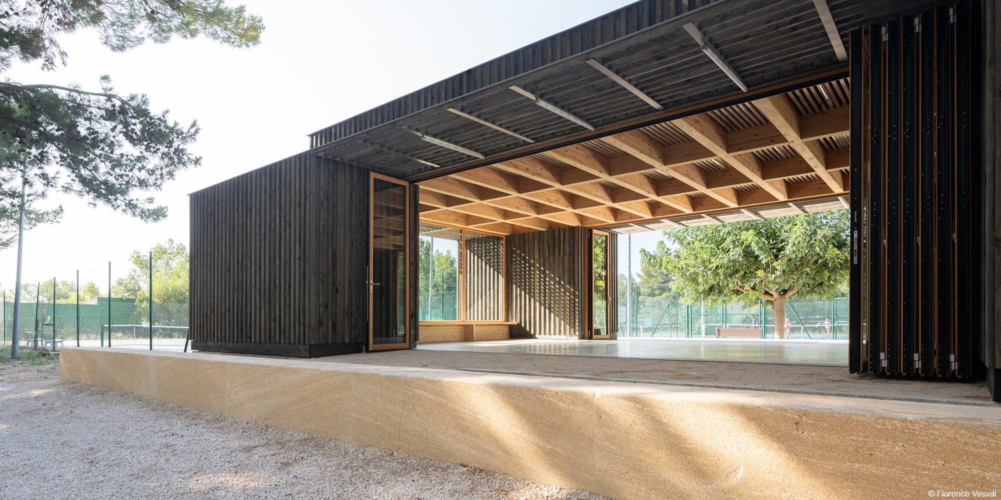 3 Salle polyvalente Coudoux by Regis Rodil copyright Florence Vesval 2000x1000