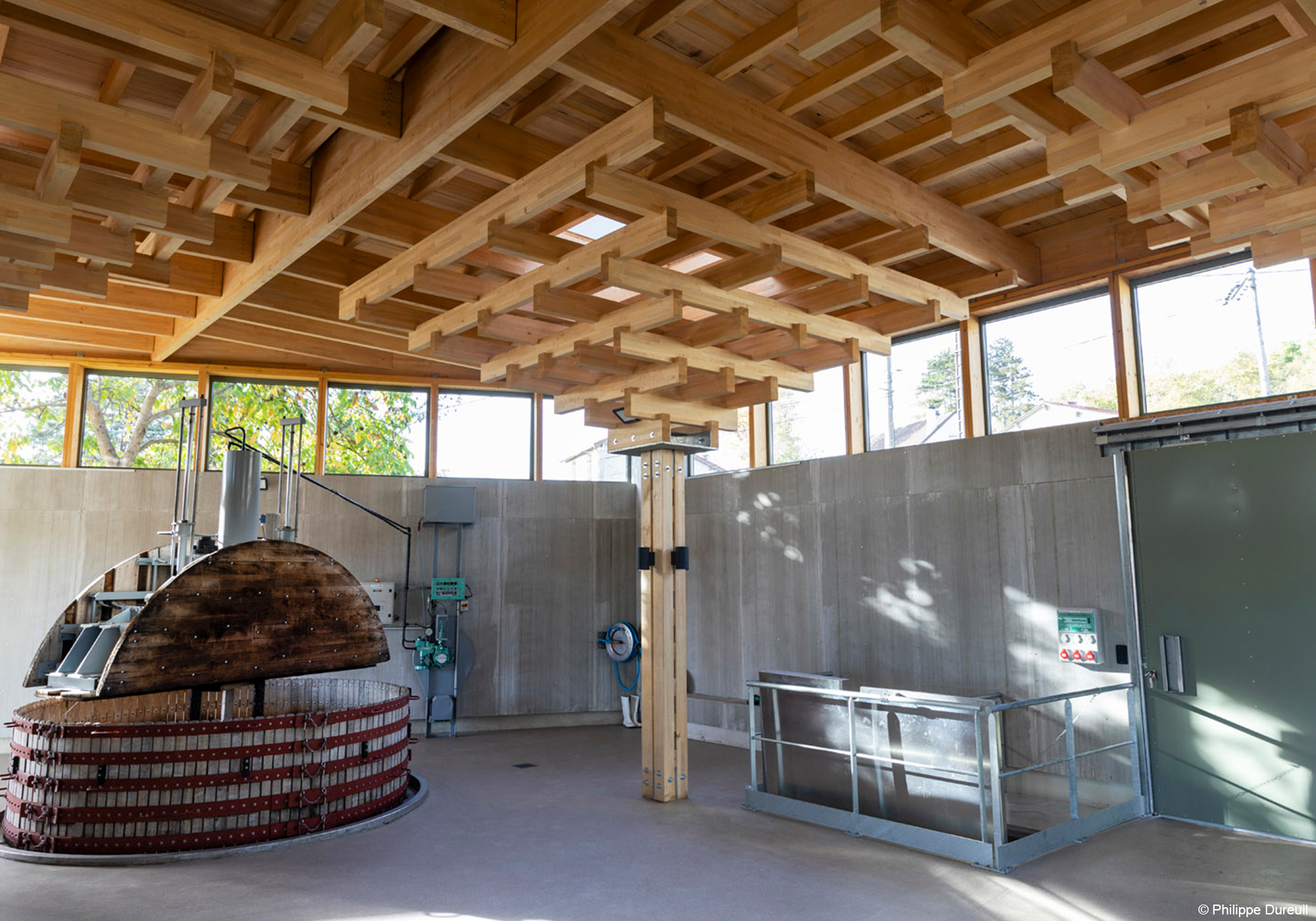 charpente en bois lamellé collé bâtiment agricole pressoir champagne salle œnologique