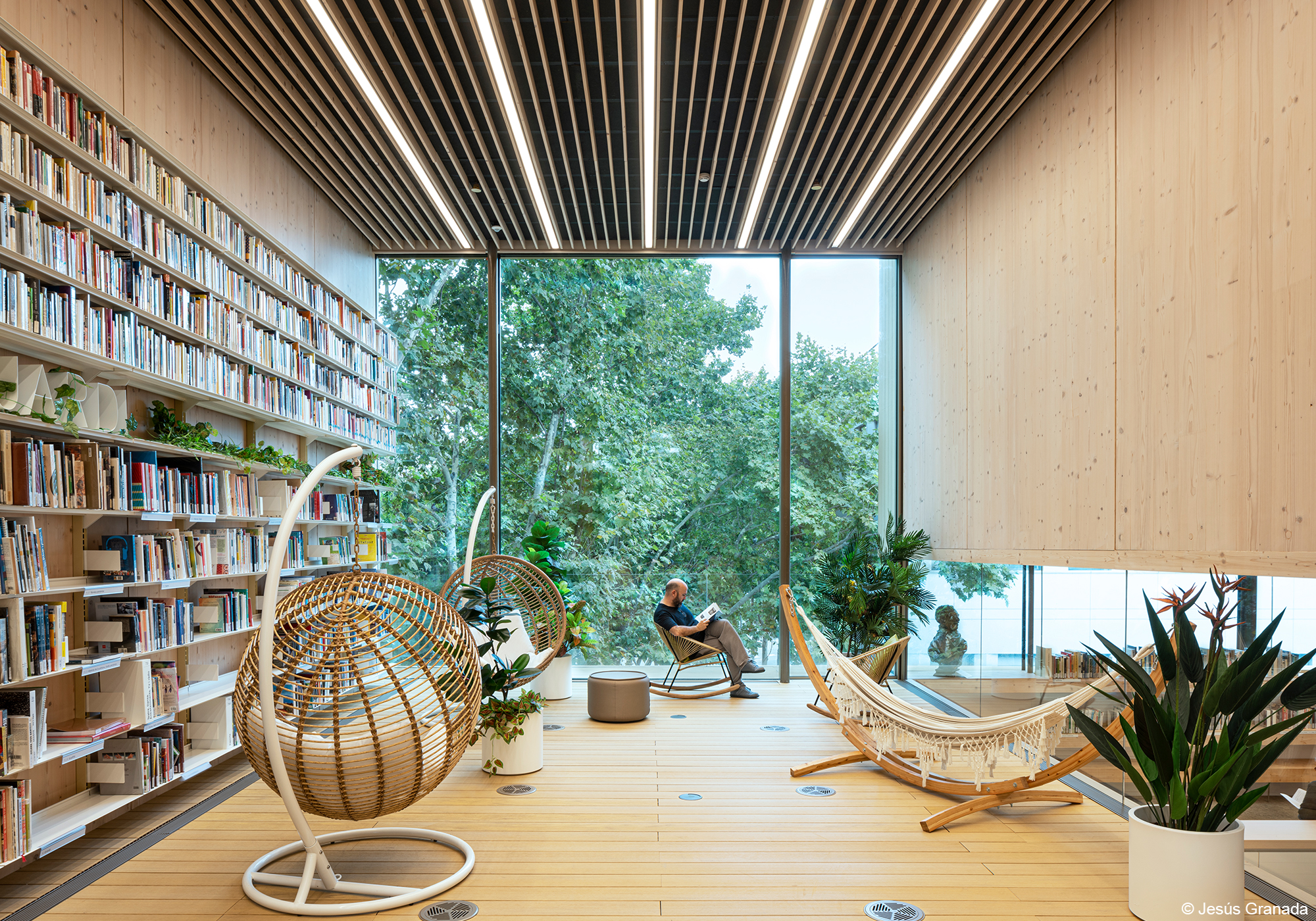 Bibliothèque en bois lamellé collé et CLT