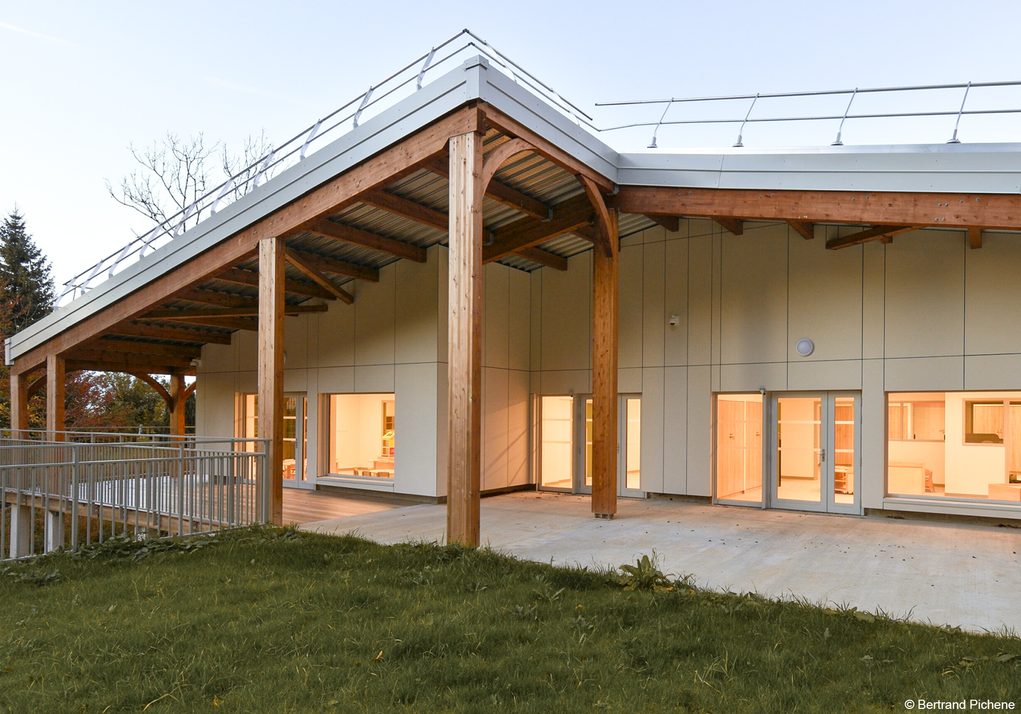 Crèche construite en épicéa scolyté charpente en bois lamellé collé