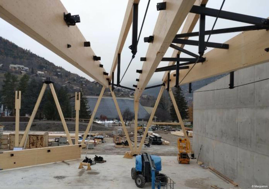 Gymnase charpente en bois lamellé collé et murs à ossature bois
