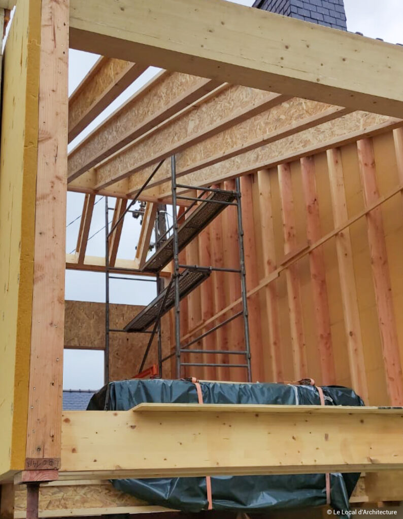 Surélévation de maison en poutres en I et ossature bois