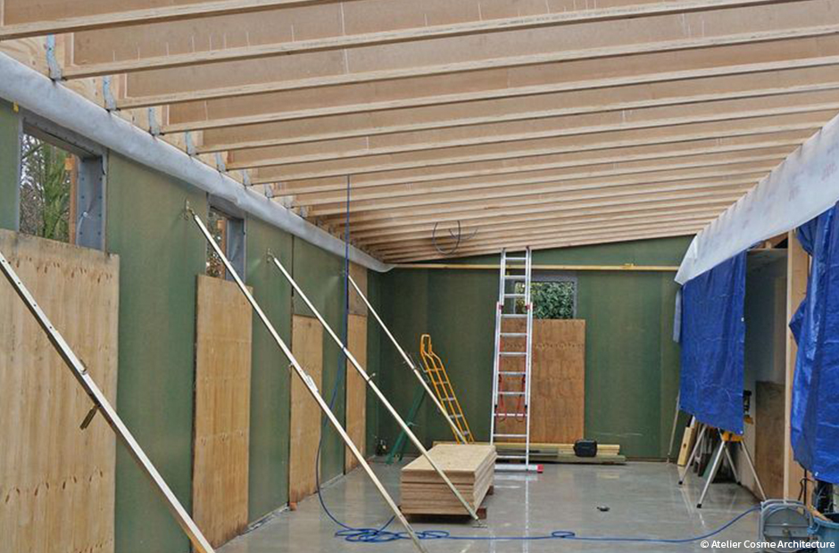 Extension en bois d'un cabinet médical avec charpente en poutres en I et murs à ossature bois