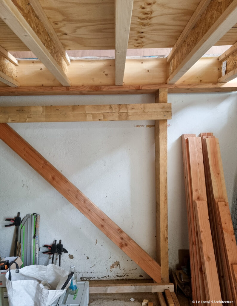 Surélévation de maison en poutres en I et ossature bois