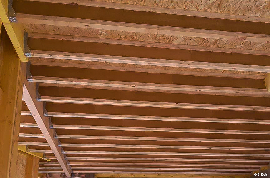 extension de maison en bois avec charpente en poutres en I et murs à ossature bois