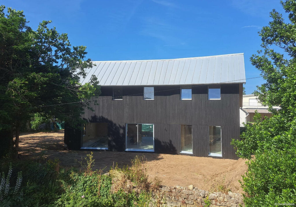 Construction maison individuelle en poutres en I, CLT et ouate de cellulose